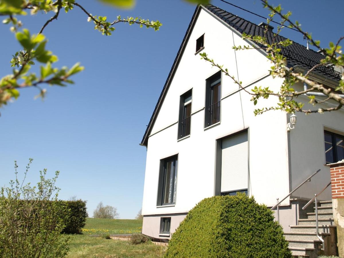 Ferienwohnung mit Fernsicht, Eifel, Nürburgring - Bed and Breakfast