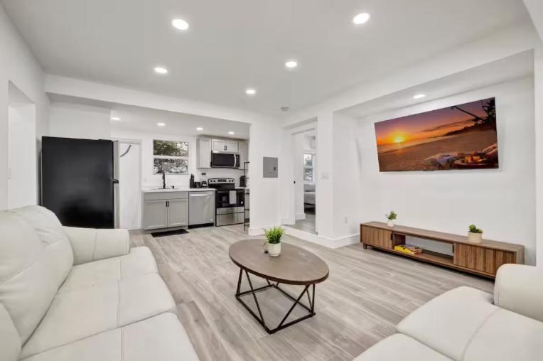 Banyan St 2BR 1BA off Las Olas- Steps to Beach unit 4 - Ferienwohnung Fort Lauderdale