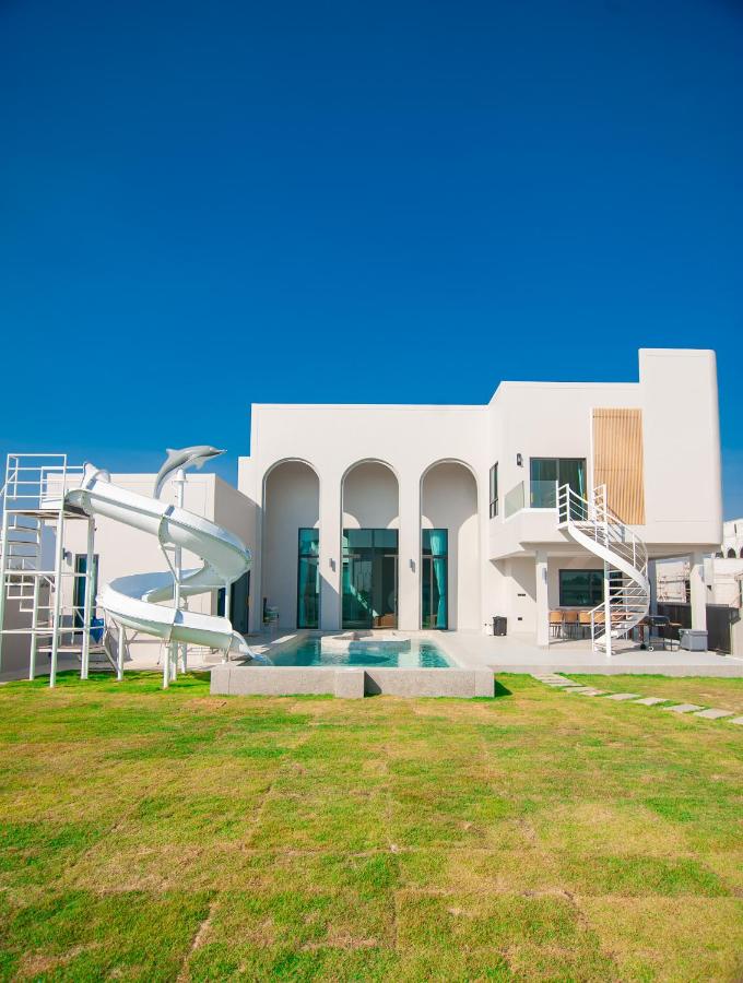The Woofington Pet Friendly Pool Villa - B&B