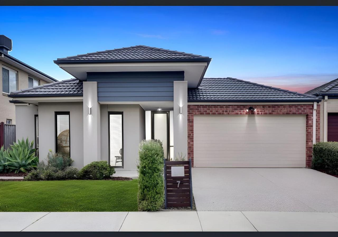 Spacious and stylish house, upto 15 guests, close to Metro - B&B
