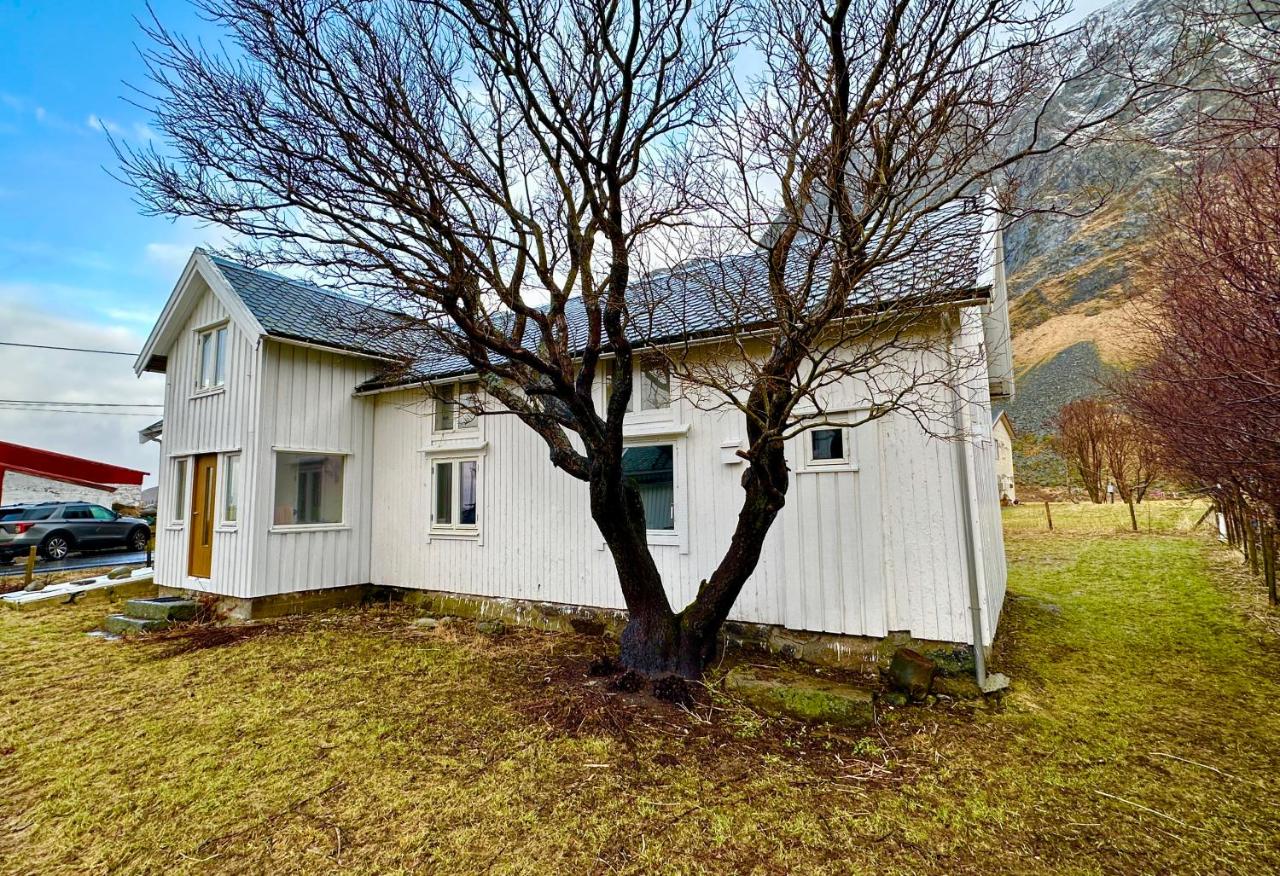 Traditional house at Unstad - B&B Bøstad