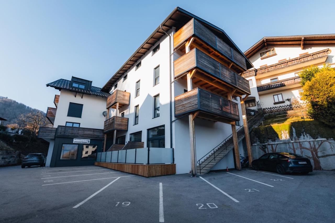 ArVia Living - Ferienwohnung in Altmünster, zentrale Lage, 7 Min Gehweg zum Traunsee, Küche, gratis Parkplatz & WLAN - B&B Altmünster