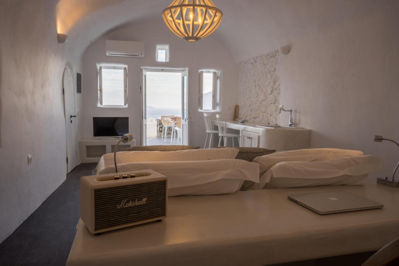 Artemis Suite with Outdoor Heated Jacuzzi and Caldera View