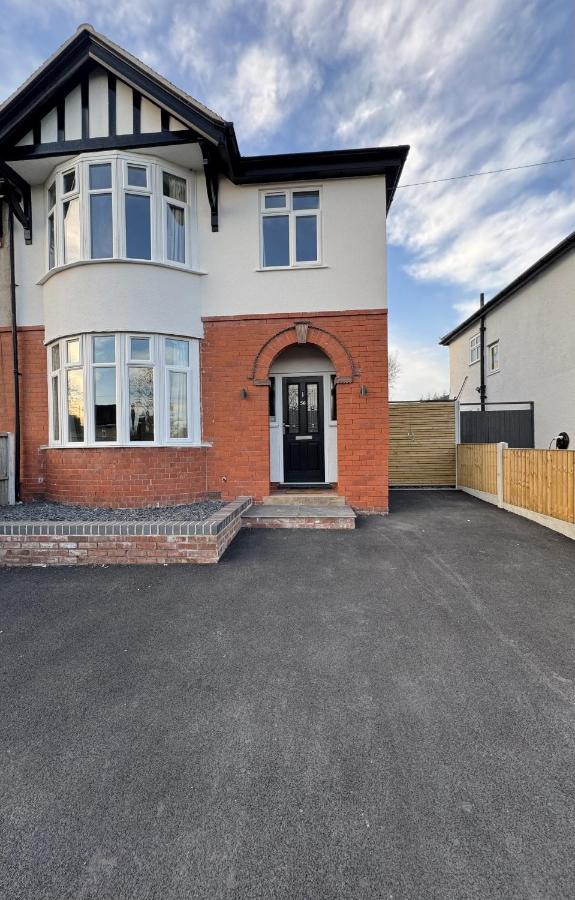 Luxury 5 Bed Home Near Royal Shrewsbury Hospital - B&B