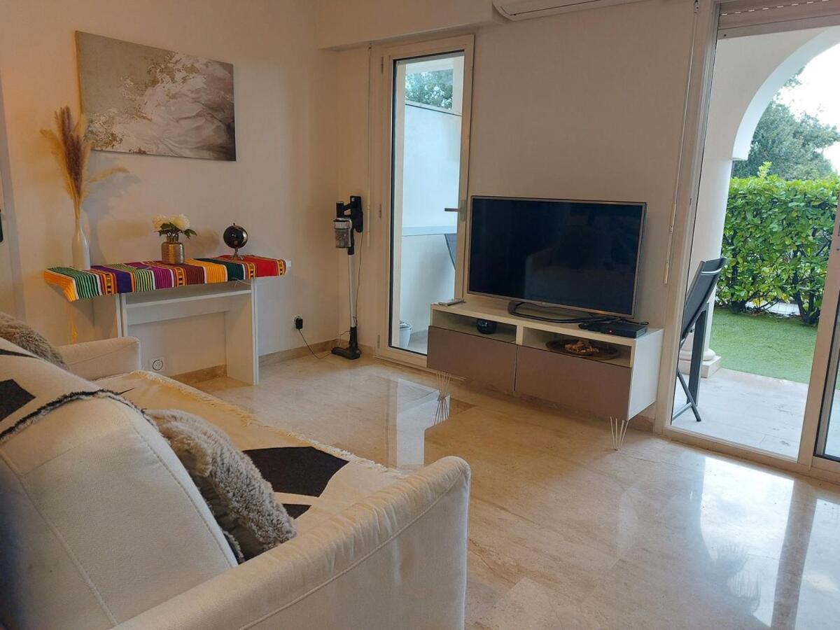 Bagatelle Studio 3étoiles rez de jardin Axelle LocAppart - B&B