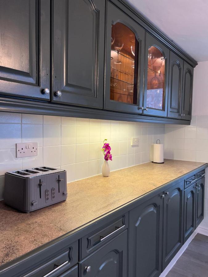 3BDR Town House in the Heart of Holyhead - Free Onsite Parking - Bed and Breakfast