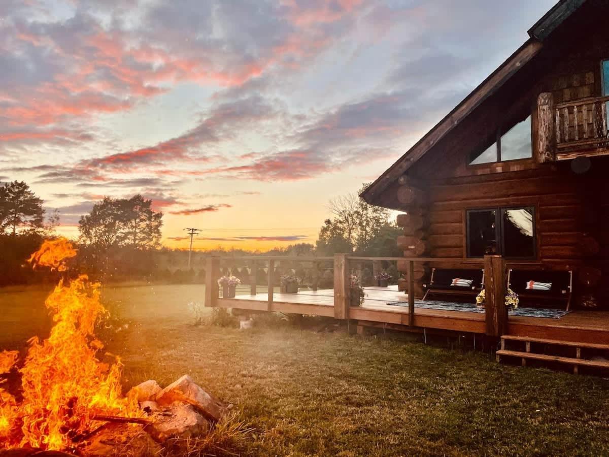 Stunning Log Cabin Getaway at The Hannu Haus - B&B