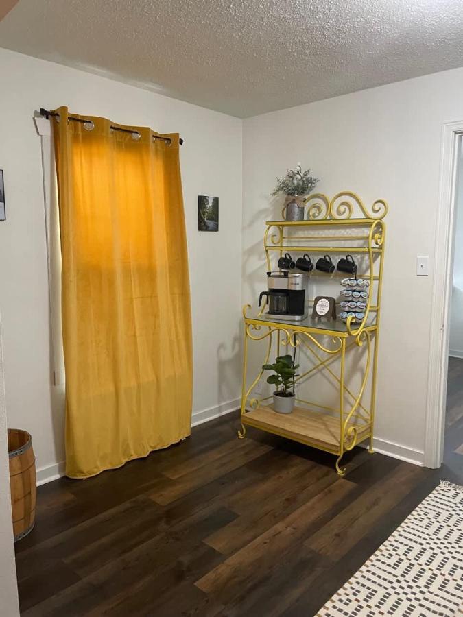 Downtown Yellow Room at Villages on Aurora - Bed and Breakfast Ironwood