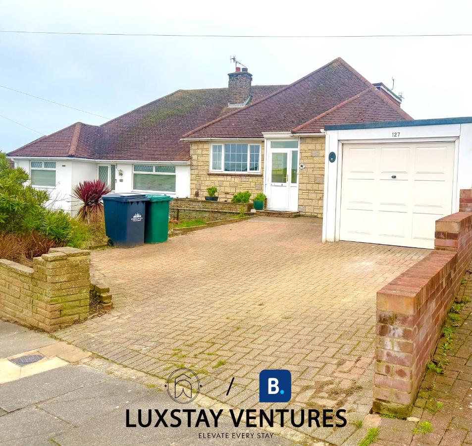 Elegant 4 Bedroom Brighton Home - Near South Downs - Stunning Sea Views - Pool Table - Free Parking for 4 Cars - B&B