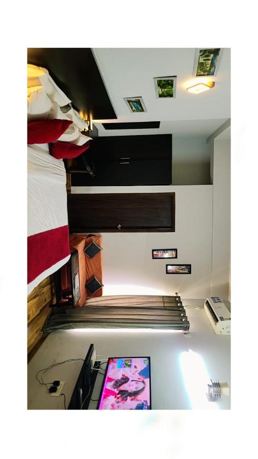 Stay iin vrindavan Omaxe Enternity - B&B