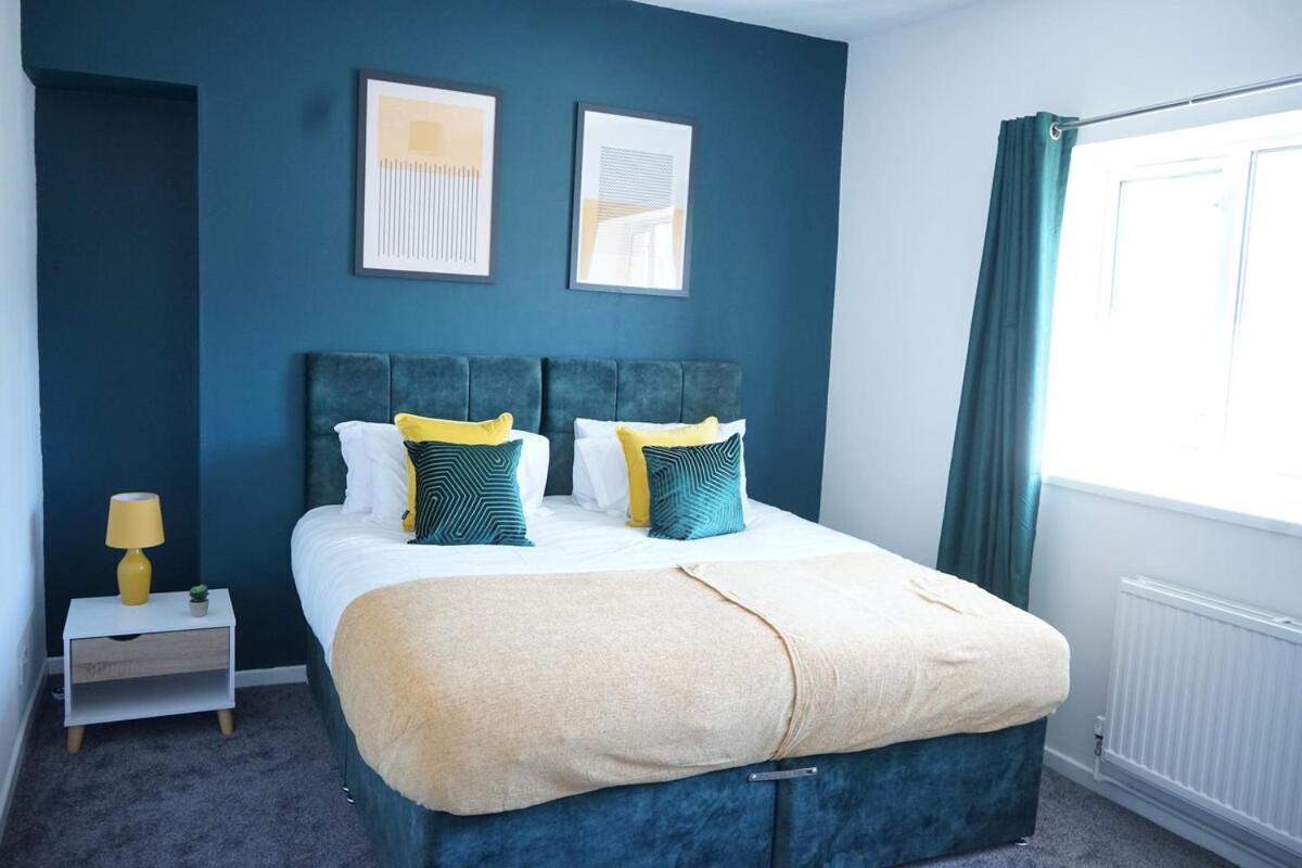 Stylish 3-Bed Swansea Home with WiFi & Kitchen - B&B