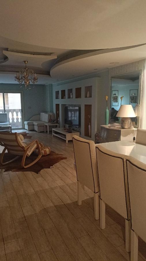 The Smallville Pyramids - B&B Cairo