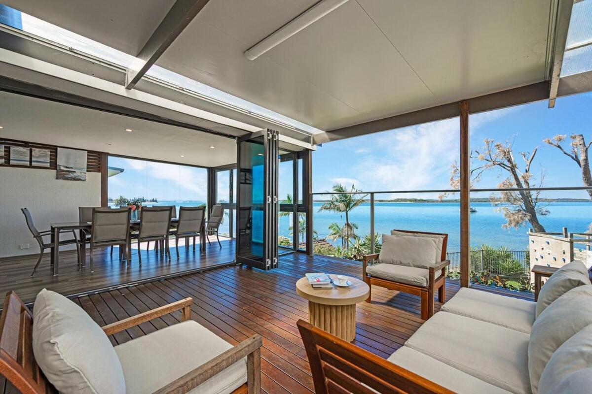 Spacious 4BR Riverfront Getaway in Taren Point - B&B