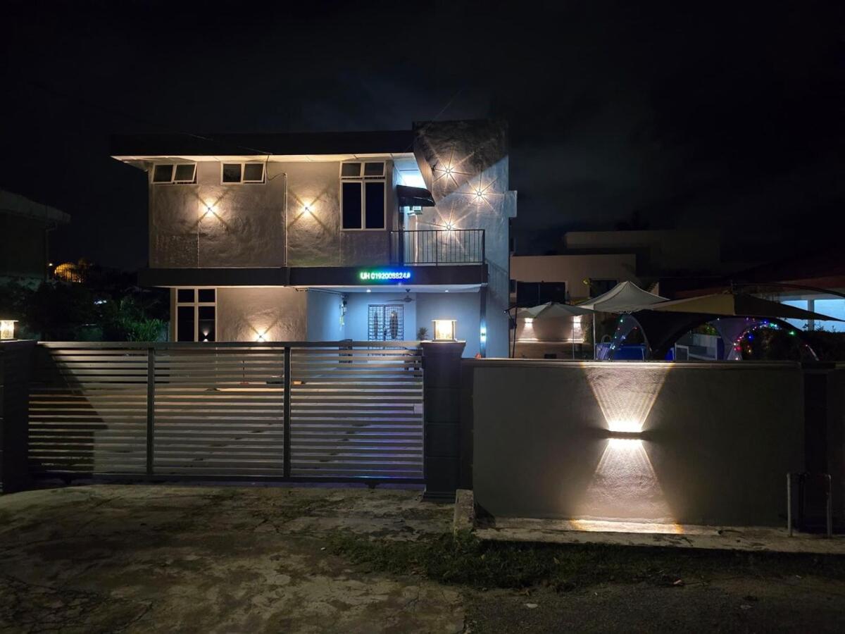 Comfy Rumah Kita Tok Sira Kuantan with pool and sound sys 5BR 14pax - Bed and Breakfast Kuantan