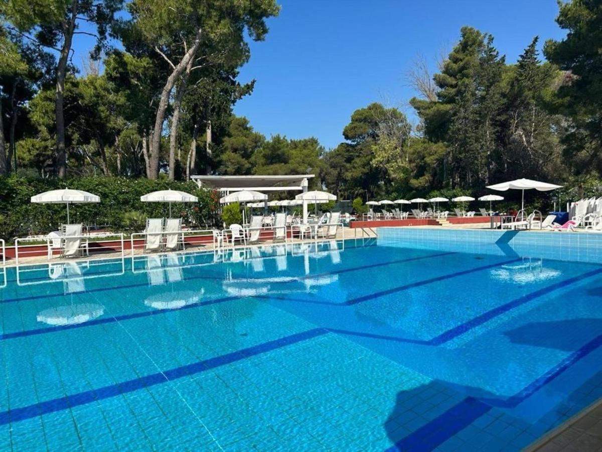 Casa con piscina, tennis e parco condominiali - Bed and Breakfast