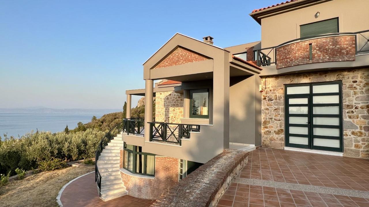 Modern villa overlooking Mytilene - Bed and Breakfast