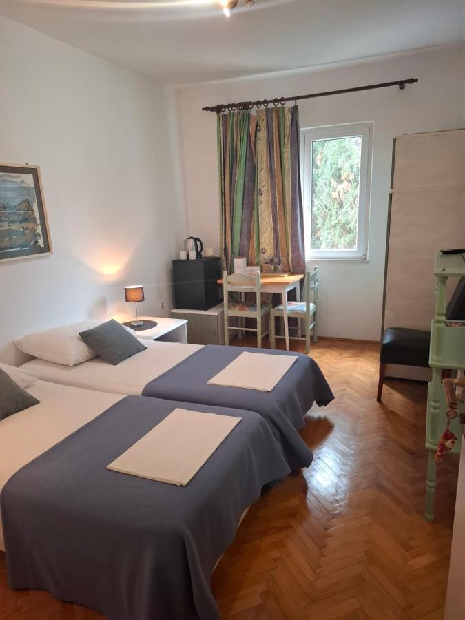 Doppel- oder Zweibettzimmer