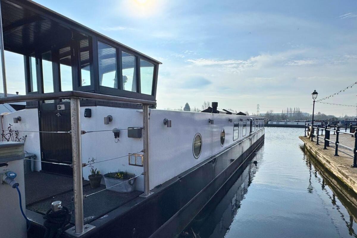 The Swan Flotel - Barton Marina - B&B