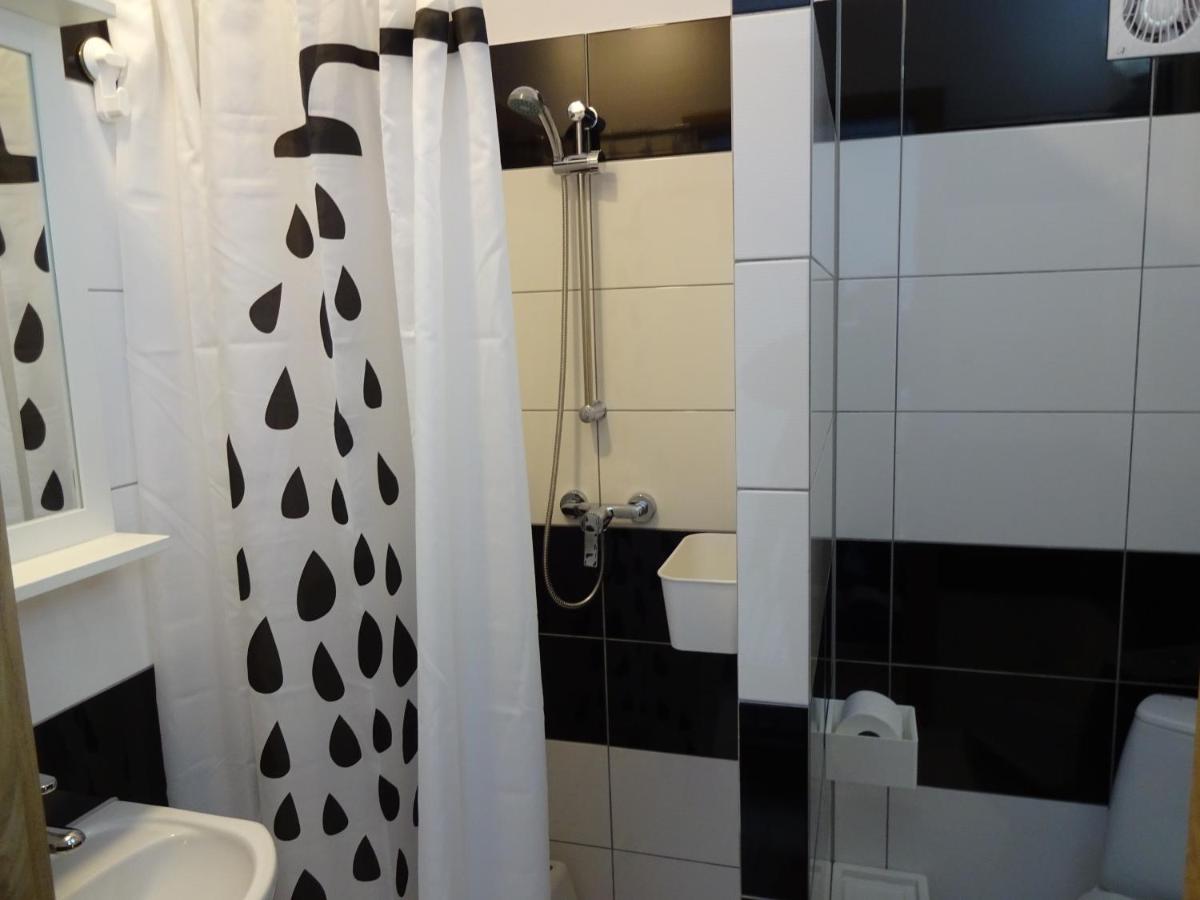 Tweepersoonskamer met 2 Aparte Bedden en Douche