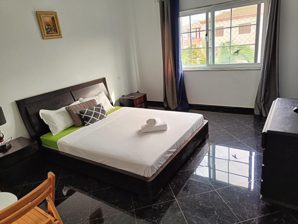 Habitación con cama extragrande y vistas al jardín
