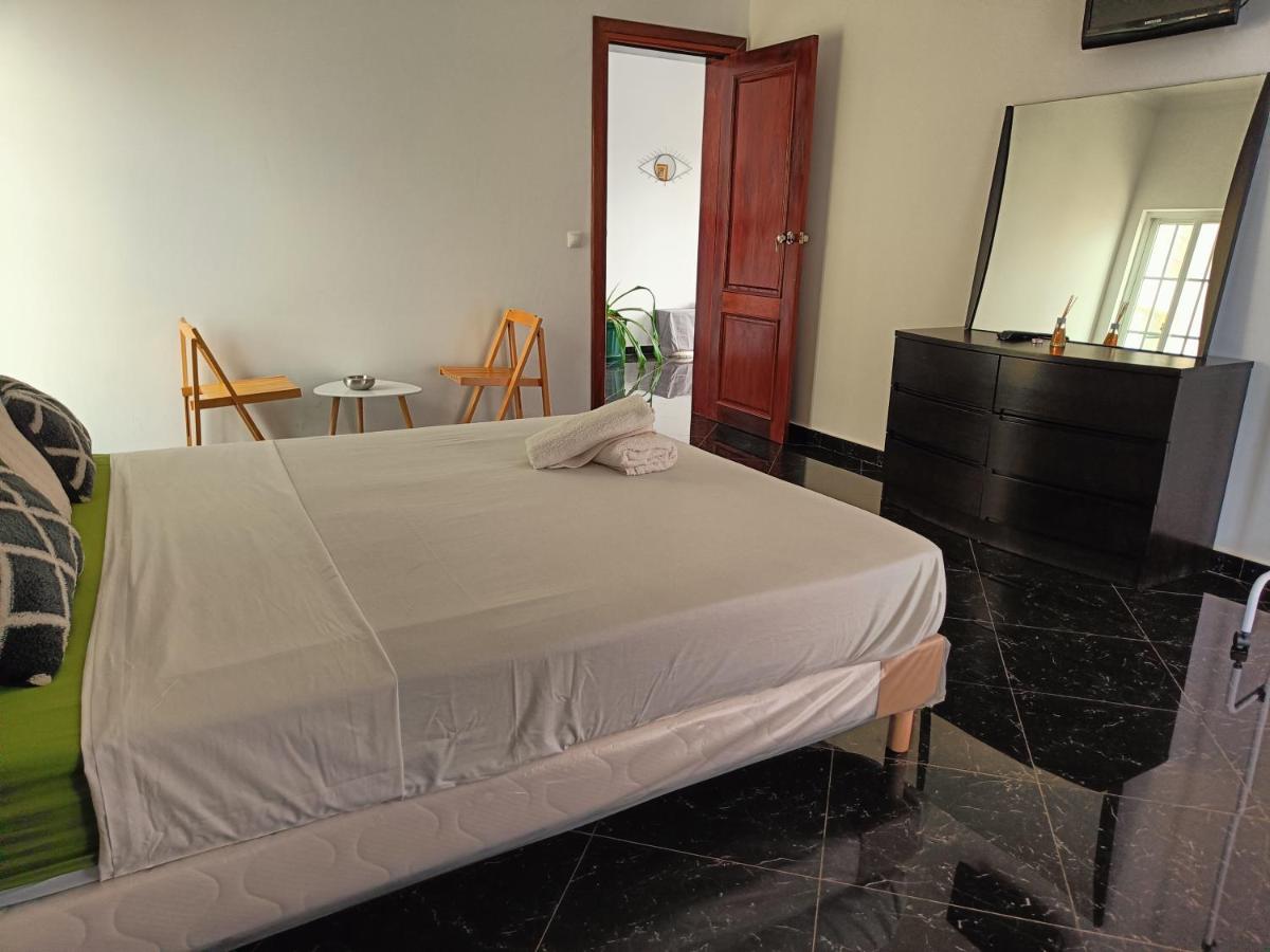 Habitación con cama extragrande y vistas a la piscina