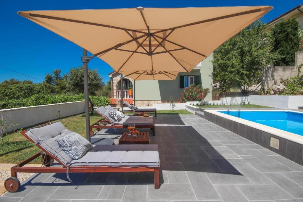 Four bedroom apartments near beach with pool - Bed and Breakfast Jezera