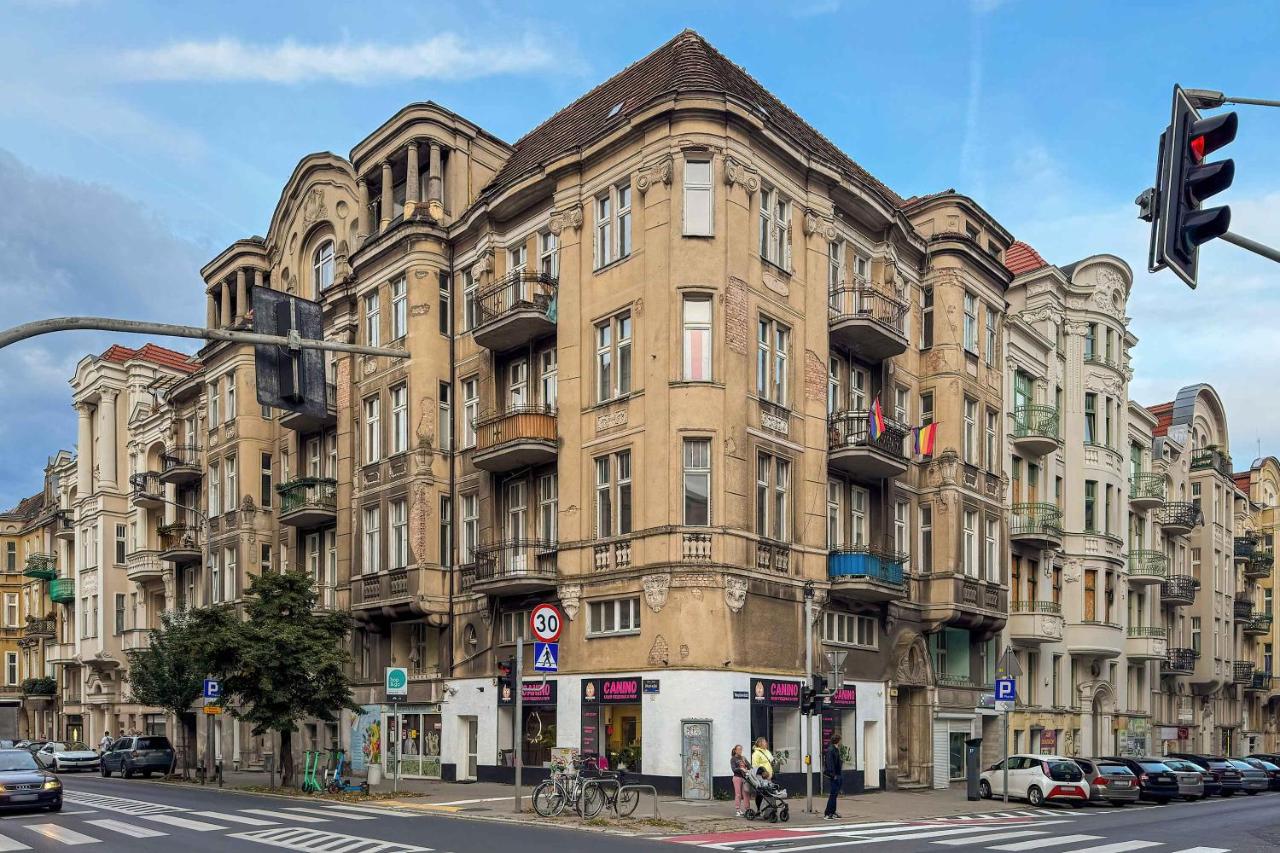 Spacious and Bright Apartment with Balcony near MTP by Noclegi Renters - B&B