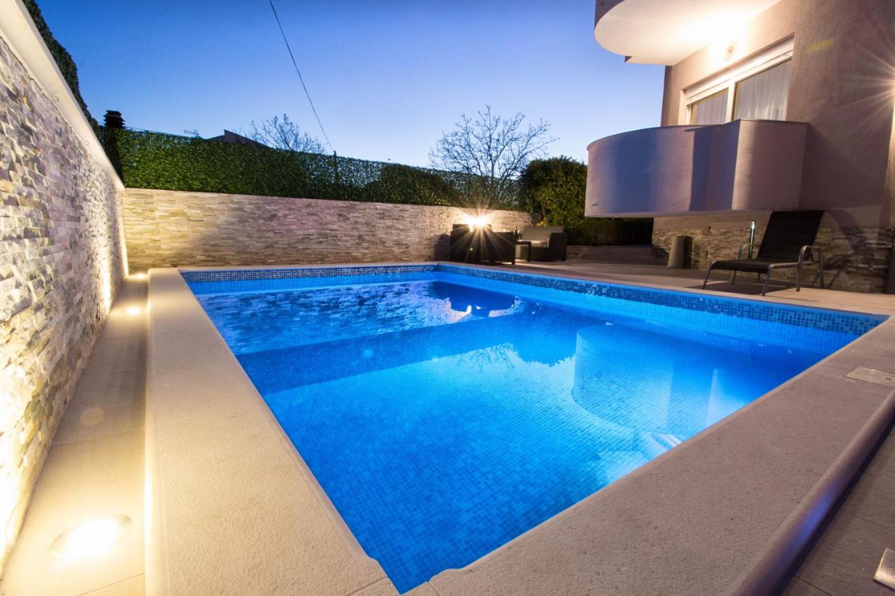 Aquarius Apartments - Beachside with Heated Pool - B&B Vodice