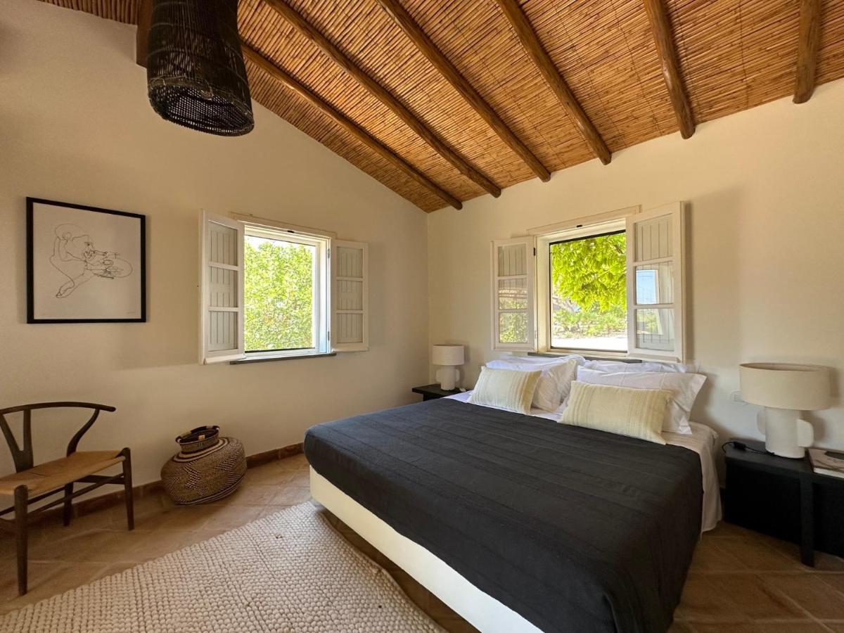 Zimmer mit Kingsize-Bett und Gartenblick.