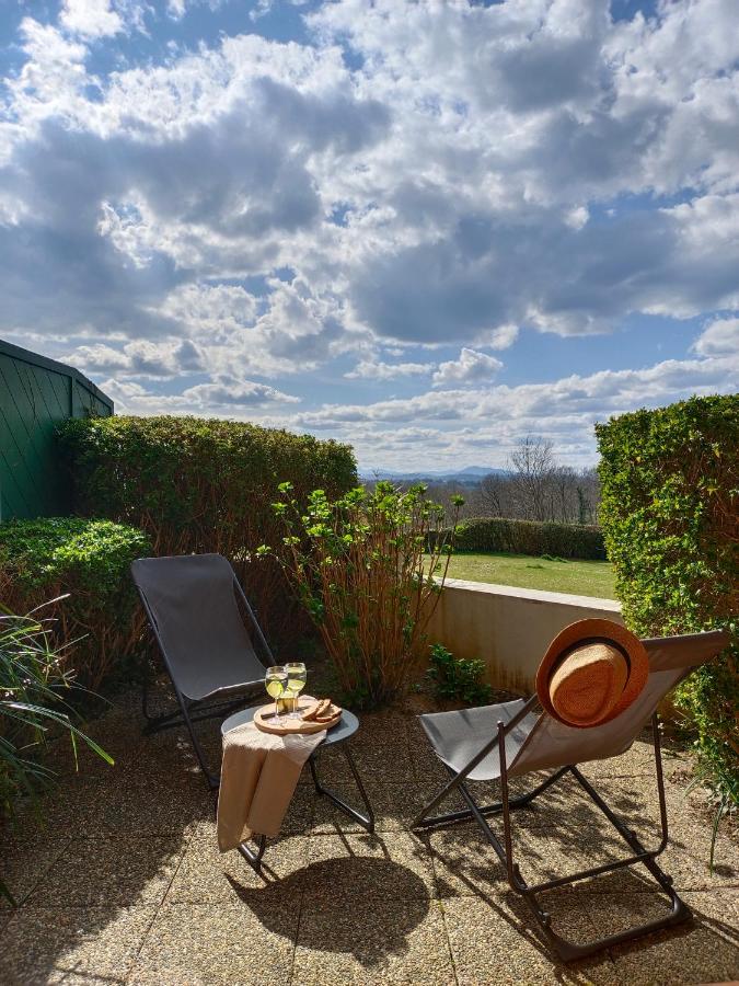 T1 Bis avec piscine vue golf et montagnes - B&B