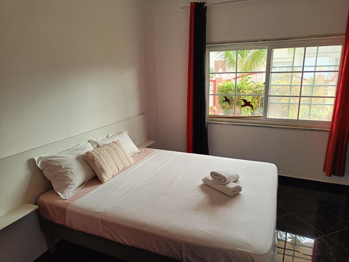 Habitación con cama extragrande y vistas al jardín