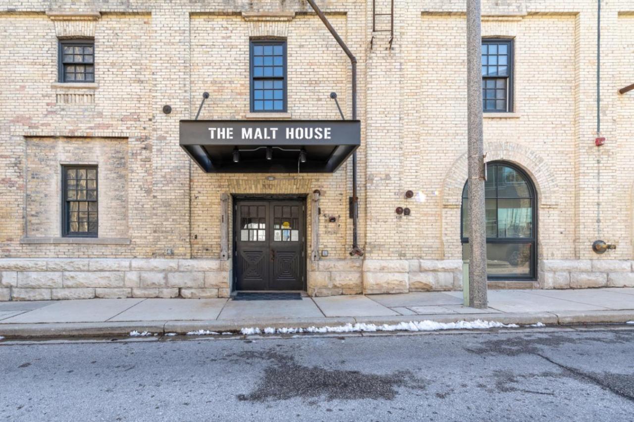 Brewery District 2-Story 2BR Apt Near Fiserv with Rooftop, Gym, and Parking - Ferienwohnung Milwaukee