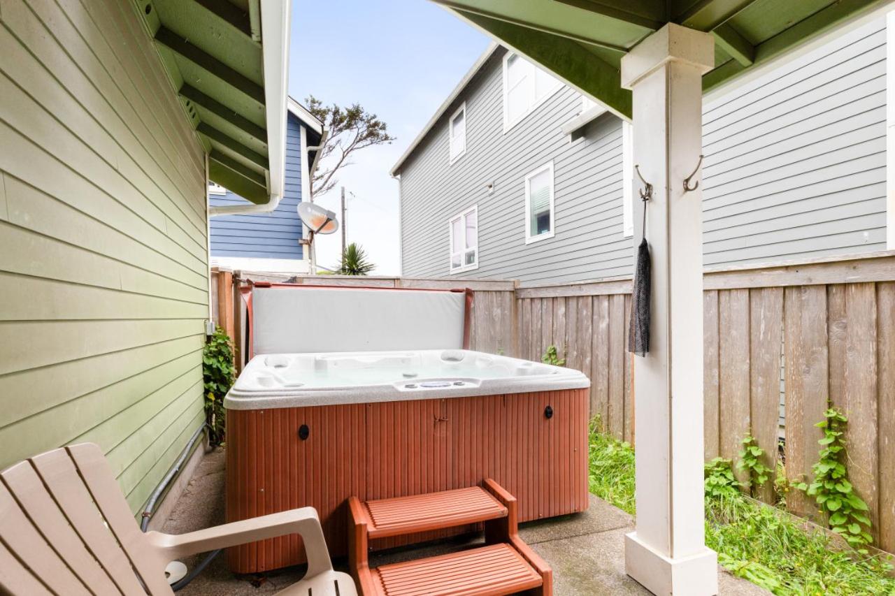 Green Turtle Oceanview Beach House with Hot Tub - B&B Lincoln City
