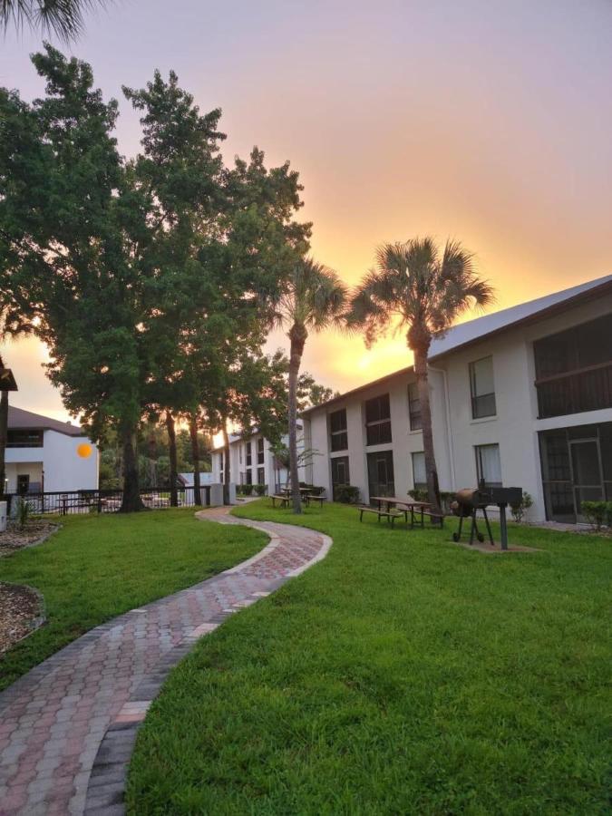 Orlando Oasis 2BR Disney Parks Fast Wi fi Pool Gym Free Parking Workspace Free cable near Universal Studios - B&B