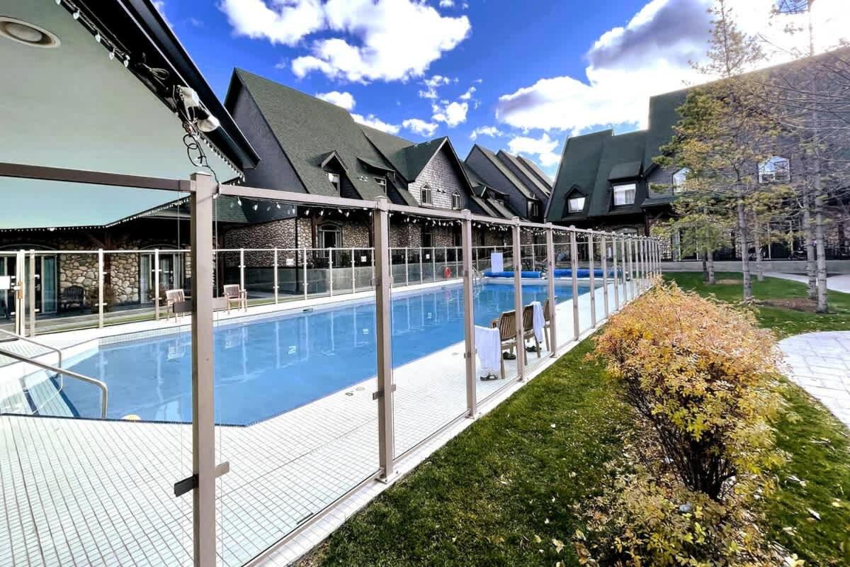 Cozy Mountain Chalet at Mystic Springs with Pool & Hot Tub Access - Bed and Breakfast Canmore
