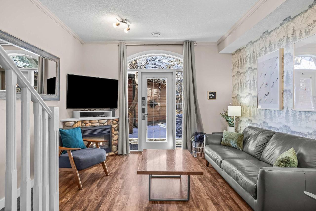 Cozy Mountain Chalet at Mystic Springs with Pool & Hot Tub Access - B&B Canmore