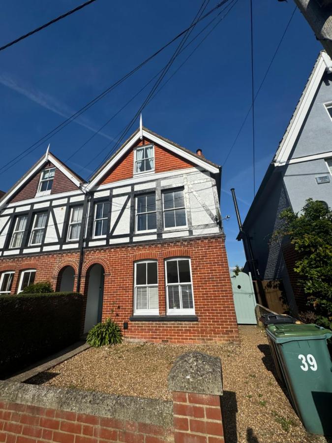 Marchwood House 4 bedroom sleeps 8 in the Village 10 mins walk to the beach - B&B Bembridge