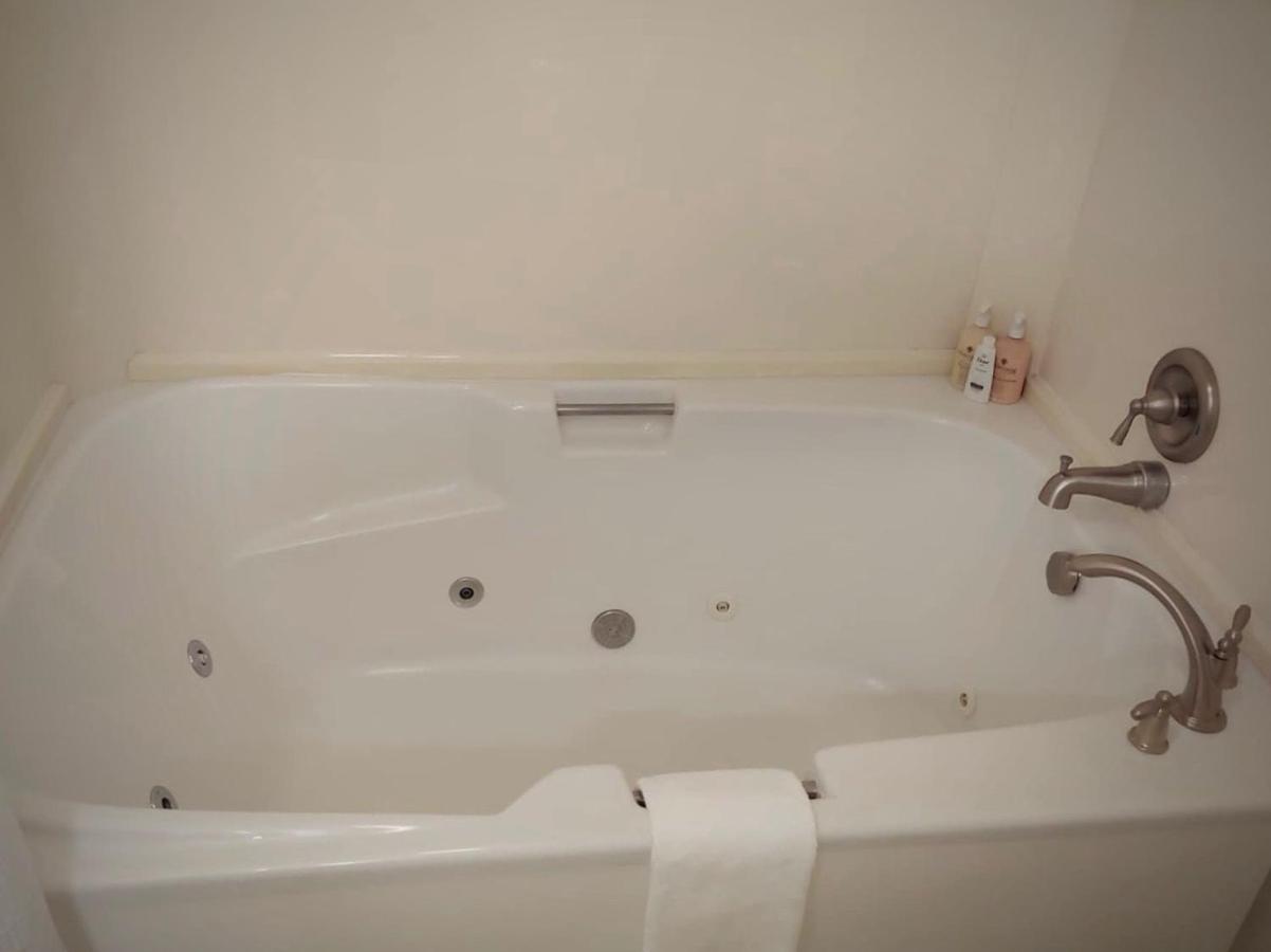 Zimmer mit Queensize-Bett und Whirlpool-Badewanne