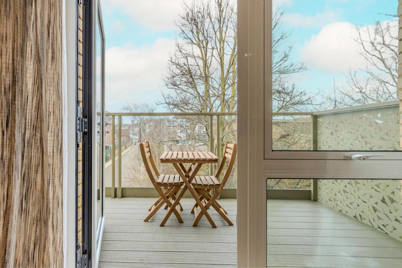 Spacious 2BR Apt with Balcony in Camberwell - B&B