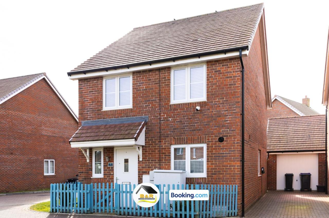 Duckett house, 3 Bedroom Detached House By B and R Serviced Accommodation Amesbury With Free Parking - Bed and Breakfast Amesbury