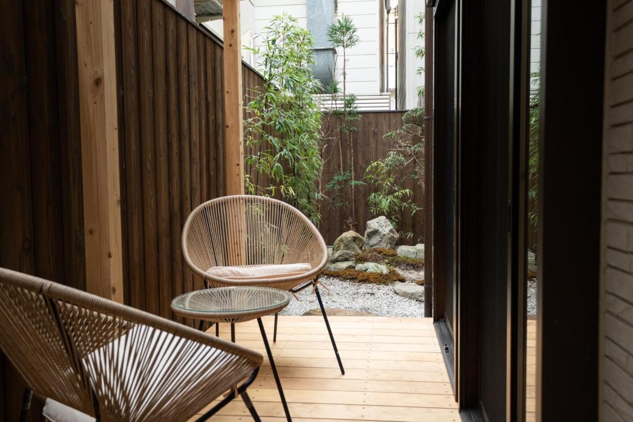 Zimmer mit Queensize-Bett und Gartenblick