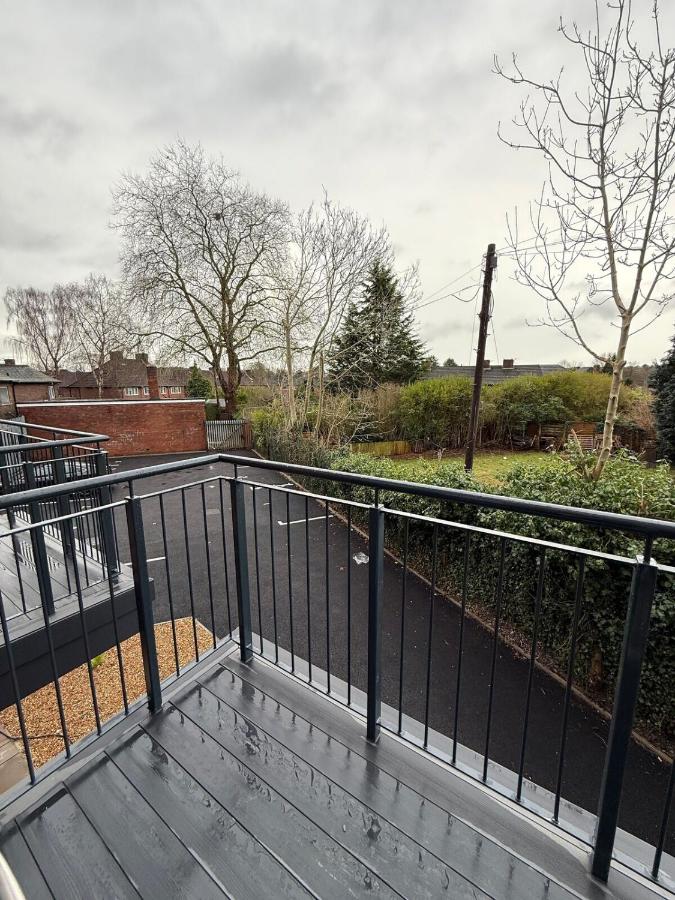 Sale Road Serviced Apartments Near Airport & Trafford Centre - B&B Wythenshawe