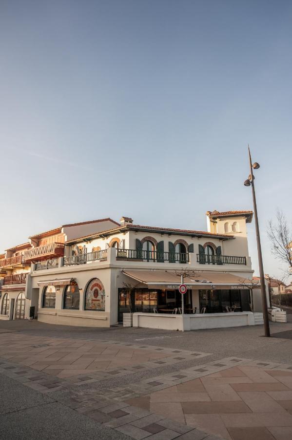 Les Basques, Vue et Acces directe à la plage, immense terrasse, place des landais Hossegor, quartier très animé, idéal pour un séjour entre amis - B&B