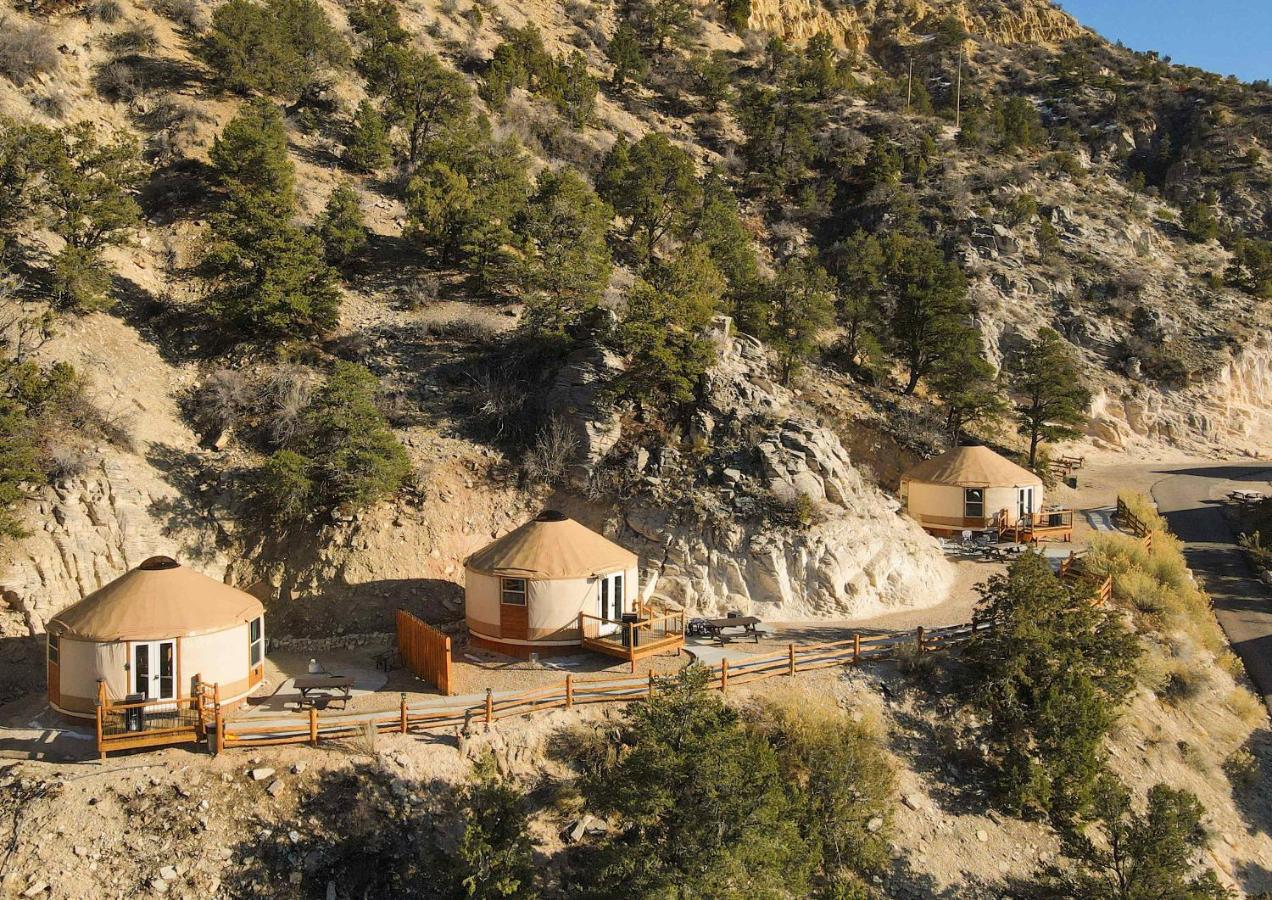 Yurt Overlook #02 with AC and Private Bath King Suite - B&B