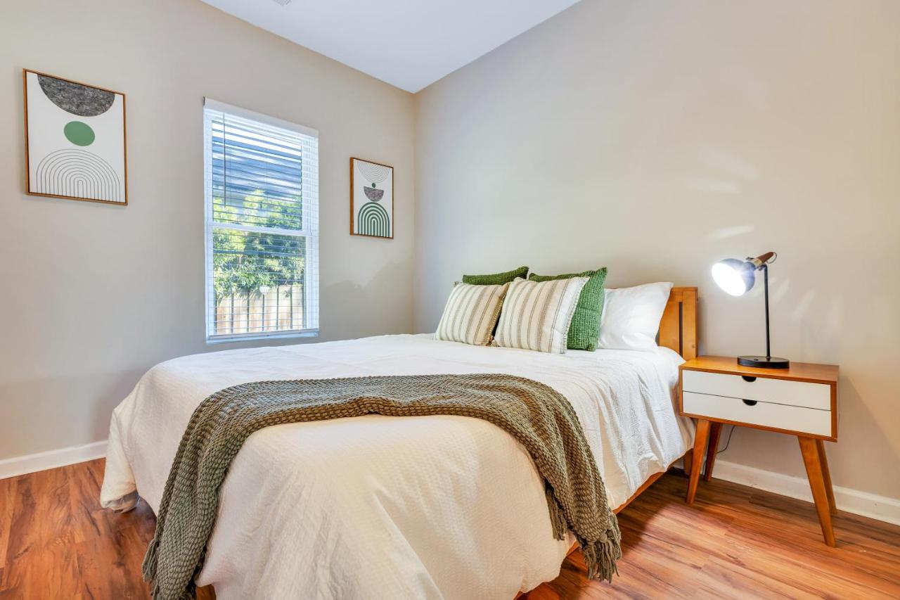 Cozy Downstairs Unit w King bed, WIFI and Parking - B&B