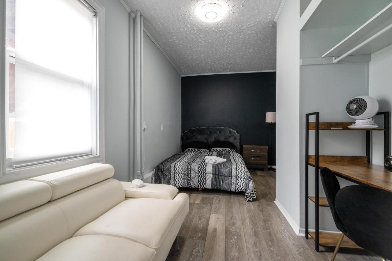 Spacious Urban Gem Steps from the Pier Parking - Chambres d’hôtes Halifax