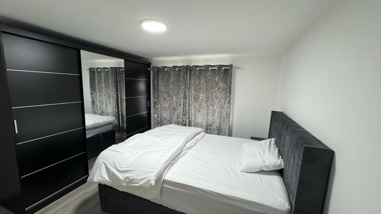 GATWICK ROOMs-TRAVEL SERVICE-AIRPORT FREE PARKING - B&B