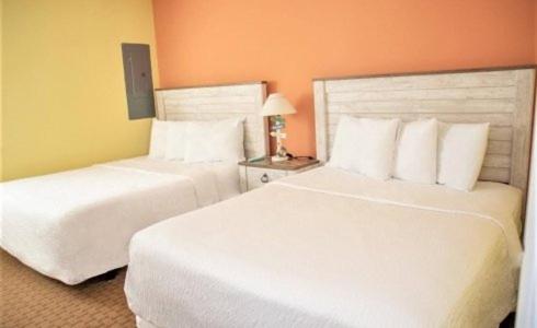 3-Bedroom, 2 Bath Apartment - 5 Queen Beds