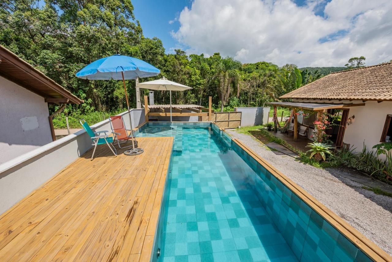 Casa Rústica com Piscina Privativa, Banheira de Hidromassagem, Ar-Condicionado, Pet friendly - Refúgio na Natureza a 5 Minutos do Centro de Imbituba, Perfeita para Famílias e Grupos - B&B