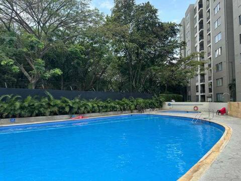 Apt 807 2BR, WiFi, Pool, Gym, Close to universities - B&B Cali